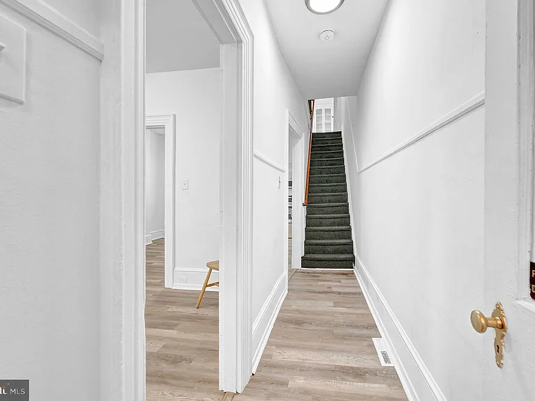 28 W Airy St — Photo 4