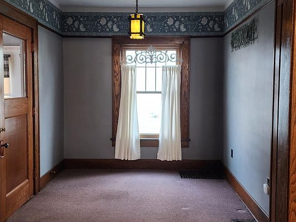 3rd image of 906 Prospect St