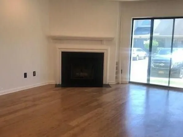 901 Harbour Club Dr, Parlin, NJ 08859