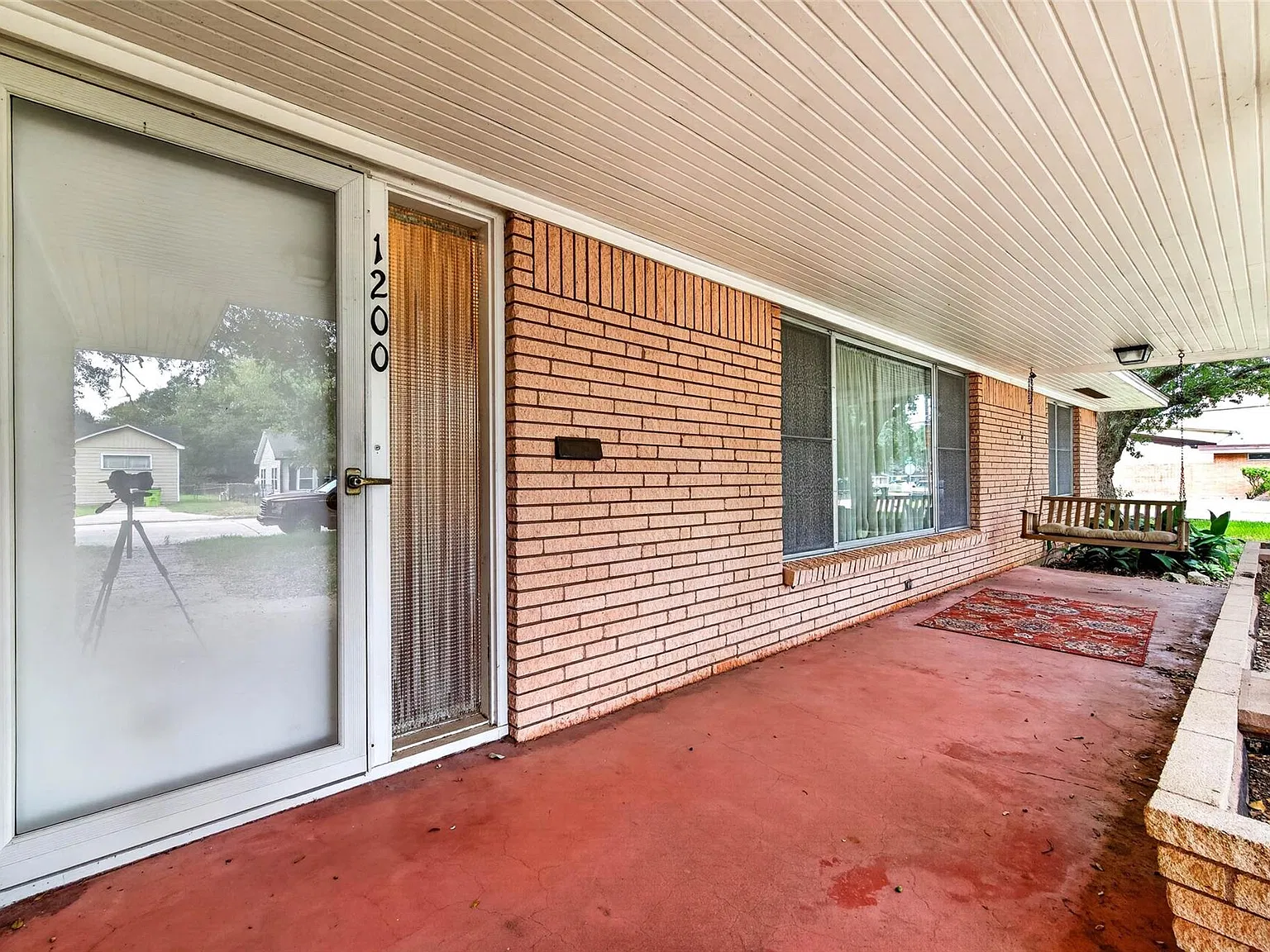 3 bed, 2.0 bath, 2581 sqft, $2,375 — Photo 2
