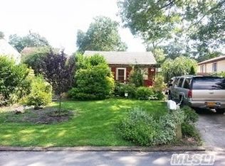 14 Laurel Pl, Farmingville, NY 11738