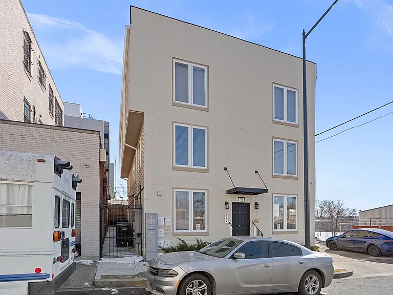 725 20th St NE — Photo 3