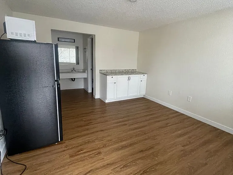 555 N Stewart St — Photo 2