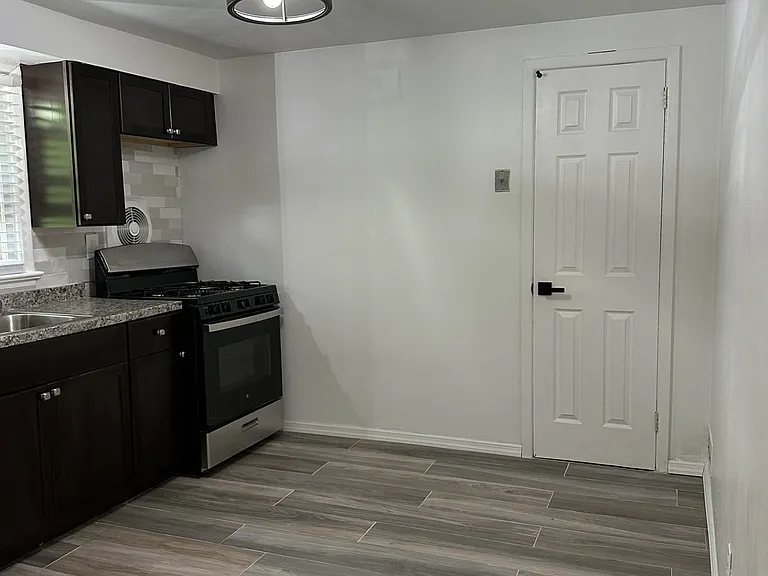 929 Warren St #2 — Photo 9