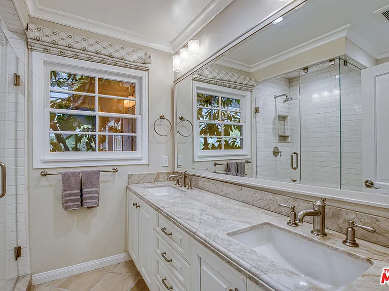 3690 Crownridge Dr — Photo 32