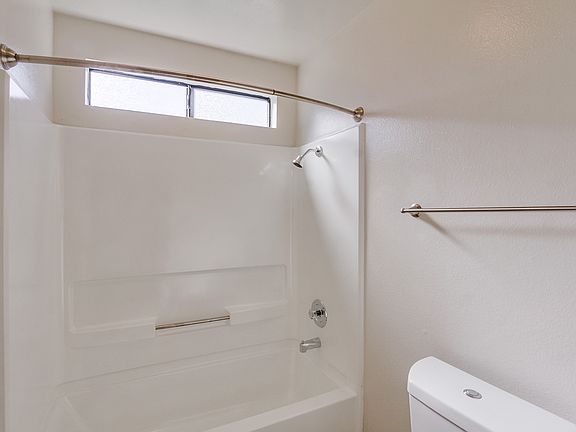 4th image of 483 S Meadowbrook Dr