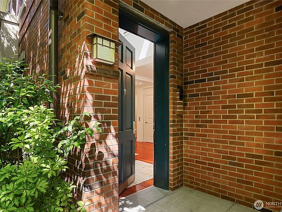 4th image of 719 Harvard Avenue E
