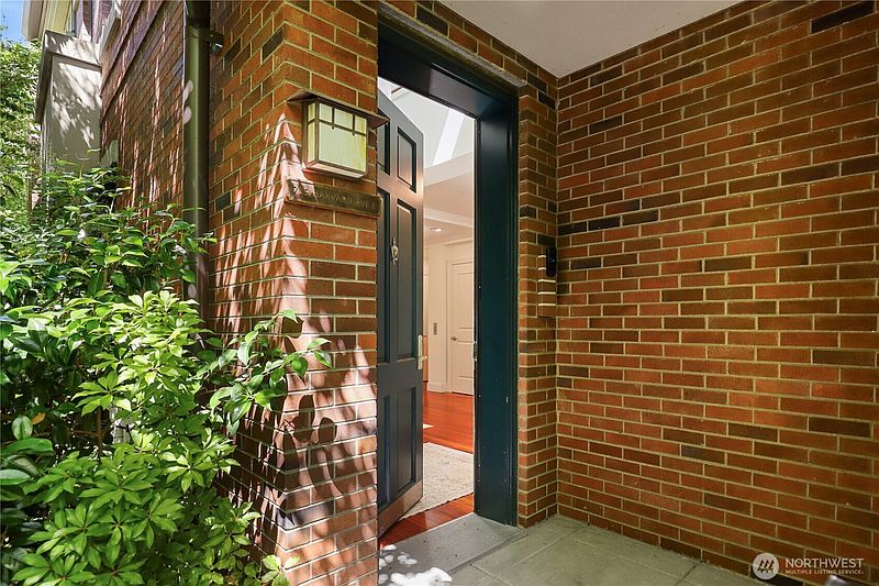 4th image of 719 Harvard Avenue E