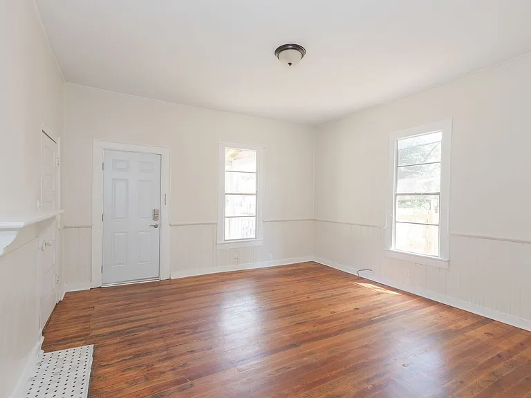 1018 W Broad St — Photo 4