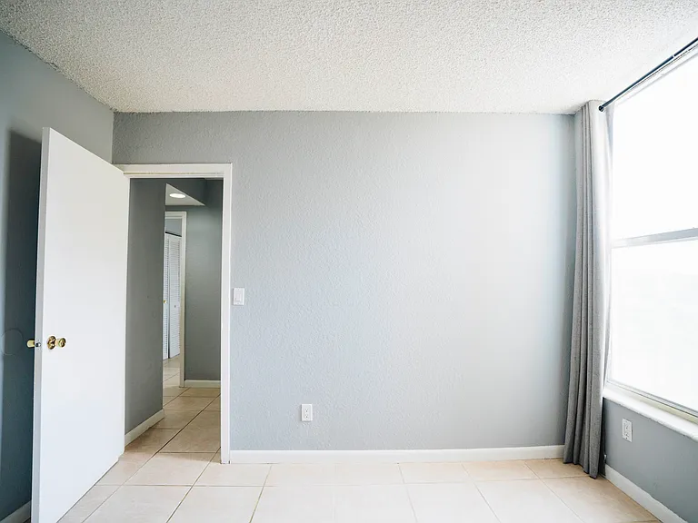 2000 NE 135th St #410 — Photo 27