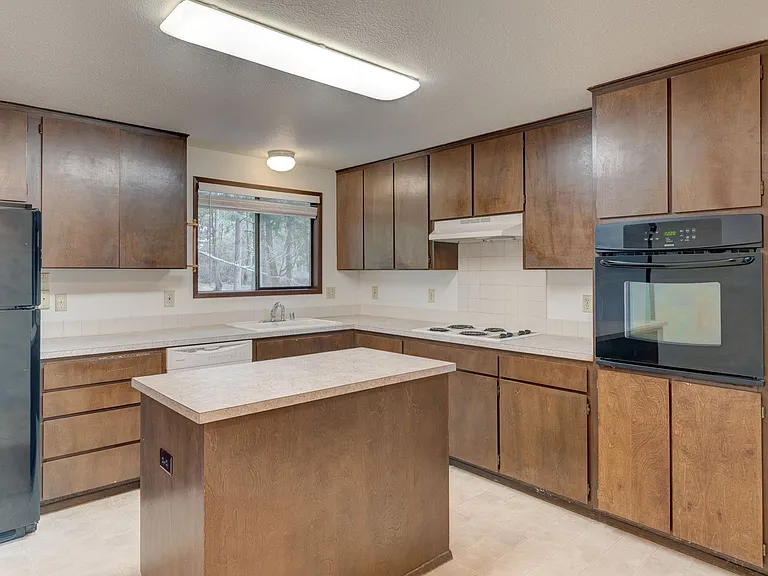 1601 McKinnon Dr — Photo 2