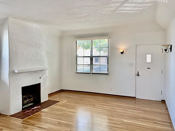 3rd image of 7915 1/2 Oakwood Ave