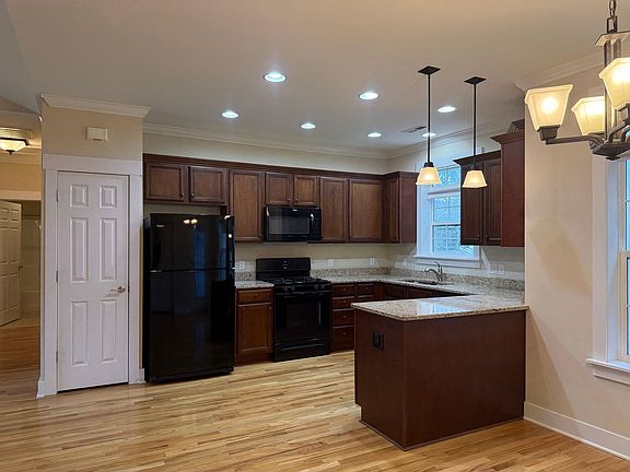 5th image of 7 White Pine Dr