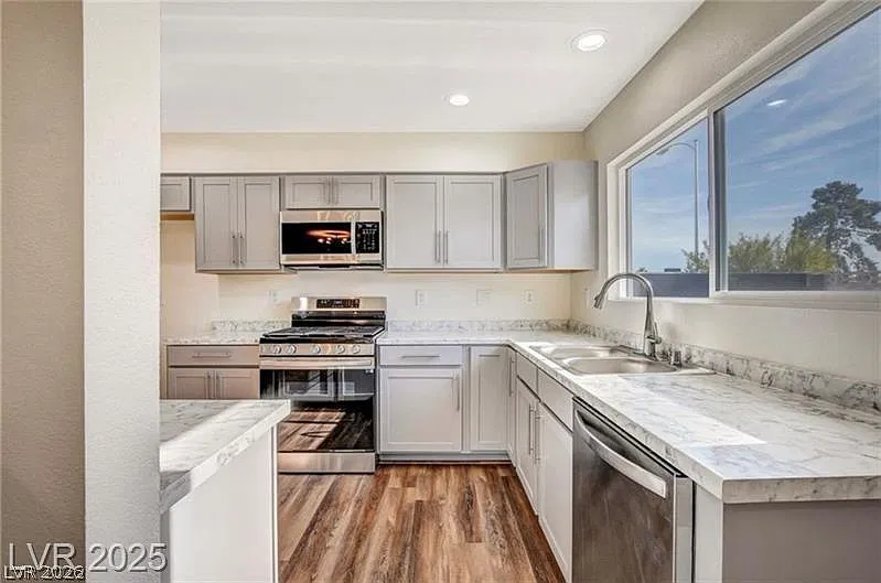 4 bed, 2.0 bath, 1895 sqft, $2,400 — Photo 4