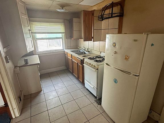 3rd image of 904 Seymour Ave