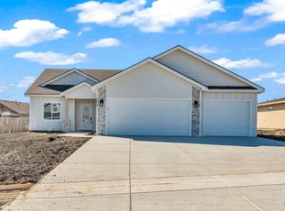 2639 SW Sherwood Park Dr, Topeka, KS 66614