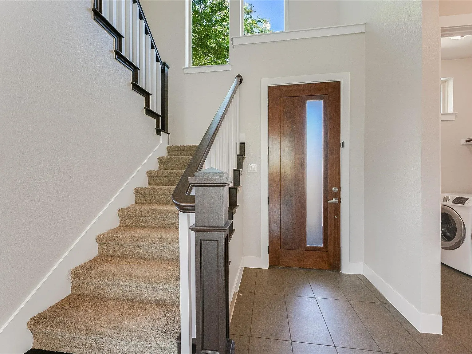 3 bed, 2.5 bath, 2307 sqft, $2,895 — Photo 2