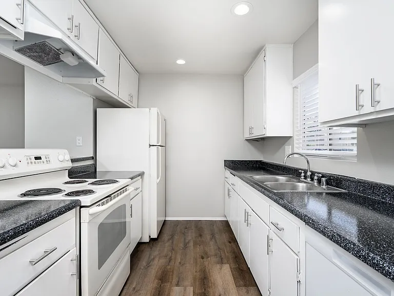 Shadow Glen Apartments IMMEDIATE MOVE INS — Photo 10