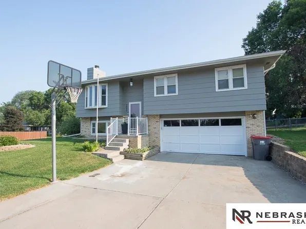 2049 Dodge Cir, Lincoln, NE 68521