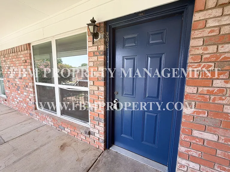 518 N Rogers St #202 — Photo 9