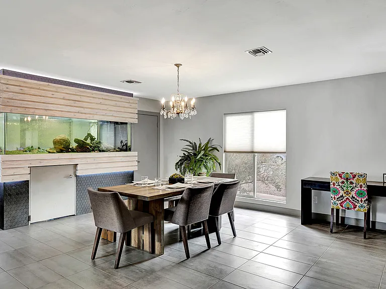 Dining area, fish tank (maintenance included).