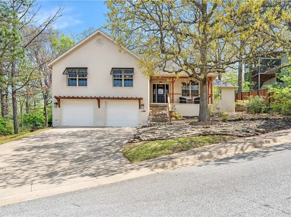 1136 N Oak Dr, Fayetteville, AR 72701
