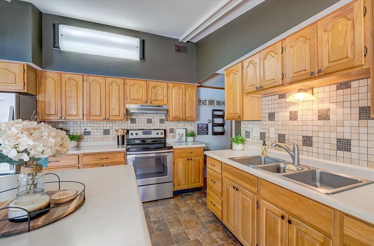 1103 Hillcrest Road photo 1