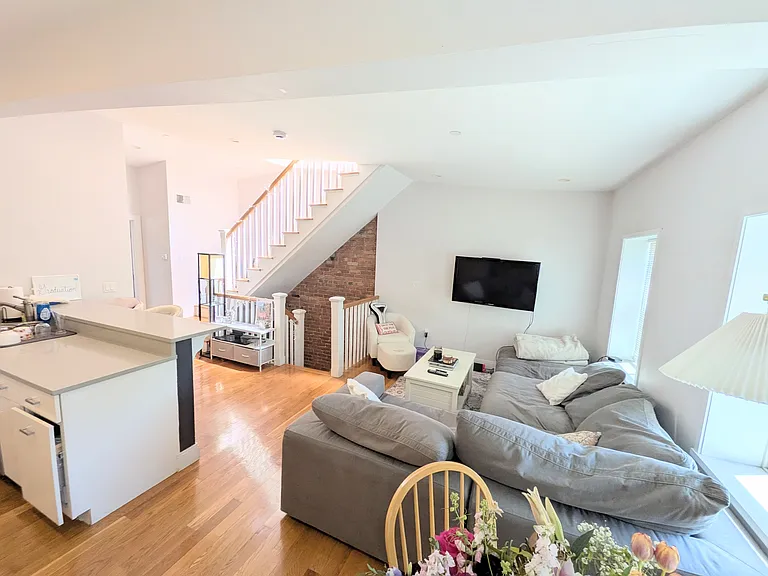 11 Highland Park Ave — Photo 5
