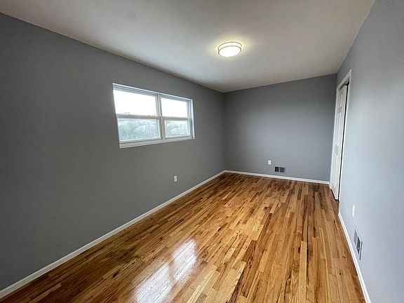 4th image of 118 Robinson Ave