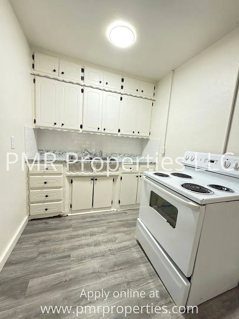 2 Bedroom/ 1 Bathroom House — Photo 3