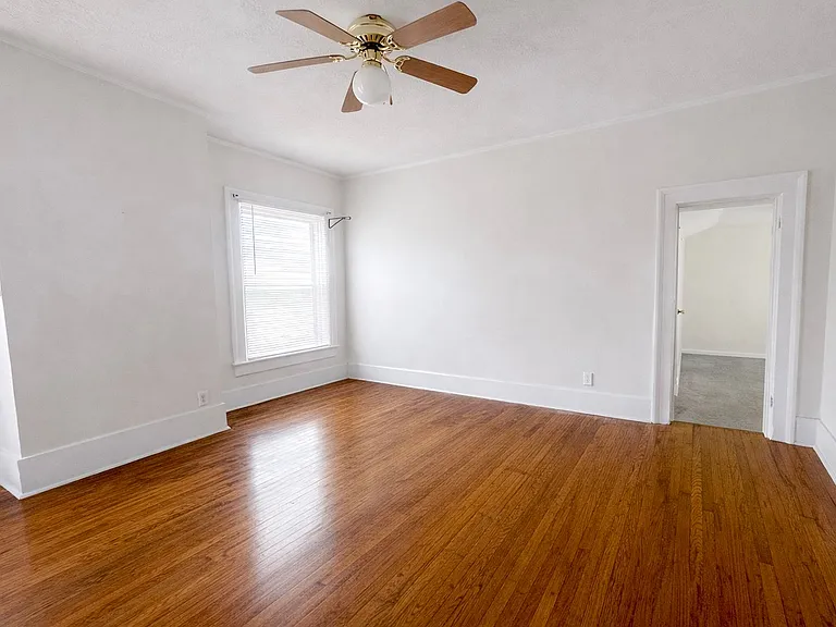 218 N George St — Photo 7