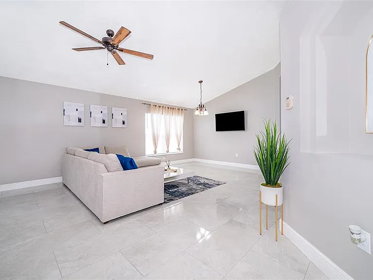 207 Langham Dr — Photo 5
