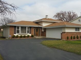 17W474 Sutton Pl, Darien, IL