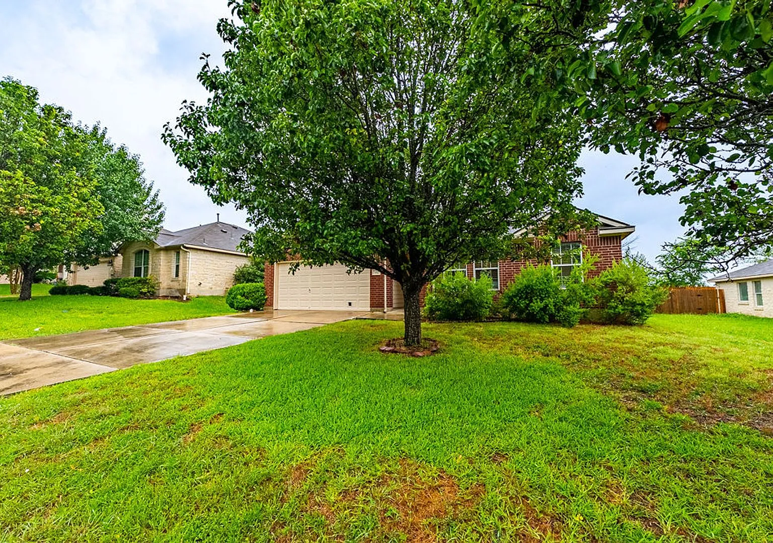 Discover Your Kyle Oasis: Luxury Living in a 4-Bedroom Gem with Garden Tub & Fenced Yard! — Photo 2