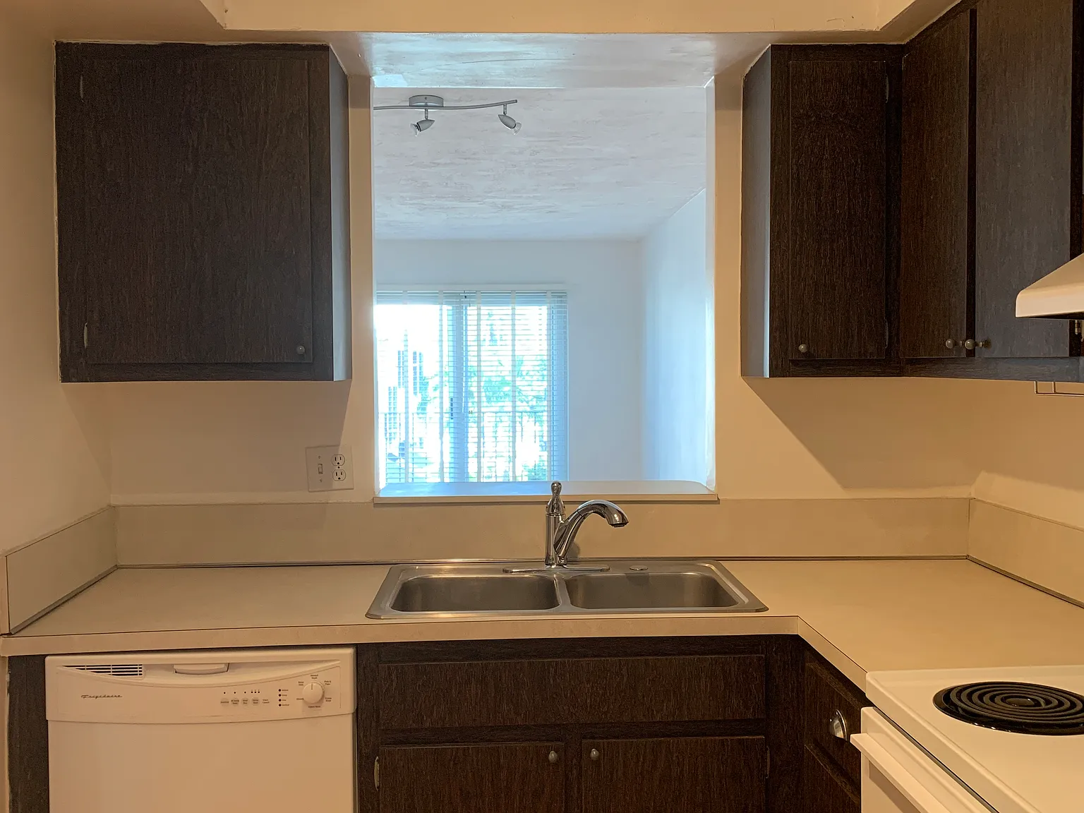 1 bed, 1.5 bath, 705 sqft, $2,600 — Photo 3