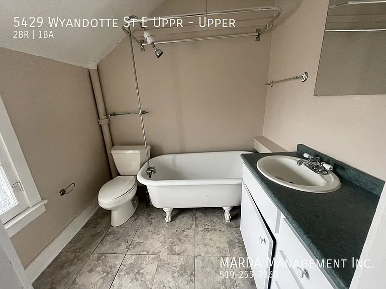 5429 Wyandotte St E #UPPER — Photo 11