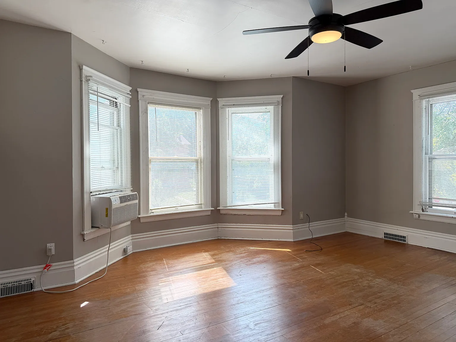 Studio, $825 — Photo 2
