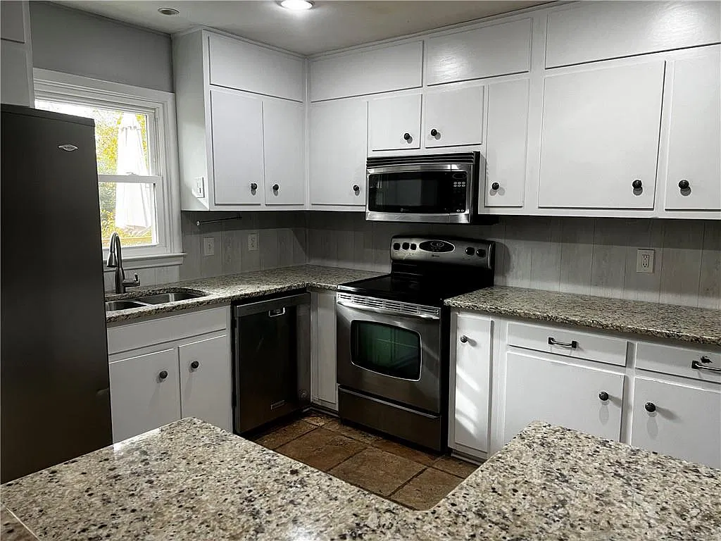 4 bed, 3.0 bath, 2104 sqft, $2,750 — Photo 4