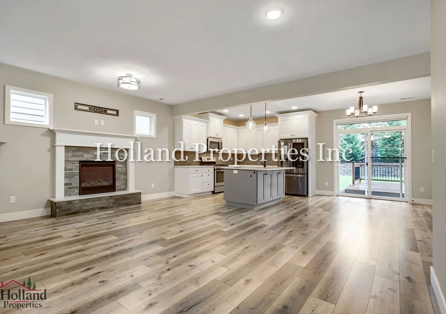 Spacious 5-Bedroom Newberg Home with Expansive Backyard, Large Garage & Deck — Photo 4