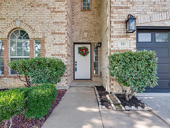 5th image of 221 Benton Dr