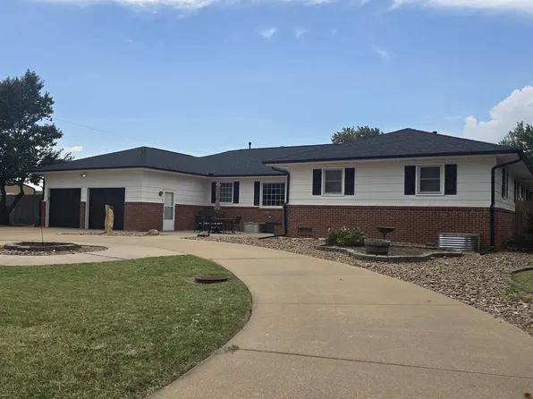 607 W 12th St, Russell, KS 67665