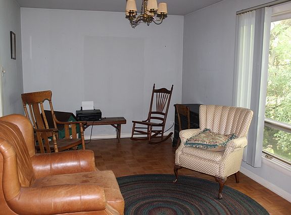 3rd image of 620 Longwood Ct