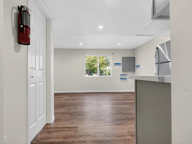 4711 Tyrone Ave — Photo 48
