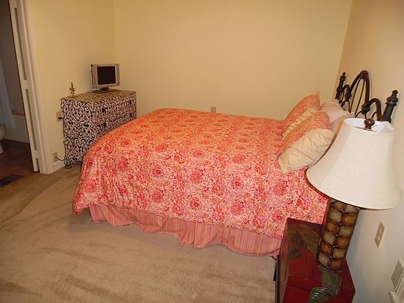 5th image of 301 Edinburg Way