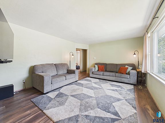 2nd image of 3017 S Willow Ave