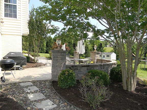 5th image of 1010 Canterbury Ln