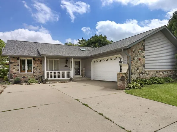 645 W Estate COURT, Elkhorn, WI 53121