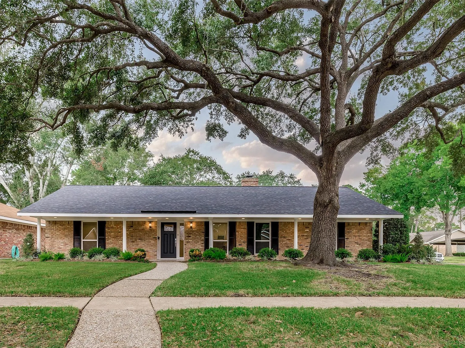 3 bed, 2.0 bath, 2522 sqft, $3,900 — Photo 1