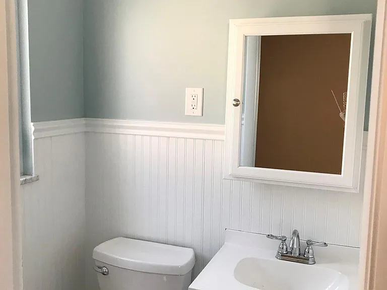 1/2 bath - Master bedroom