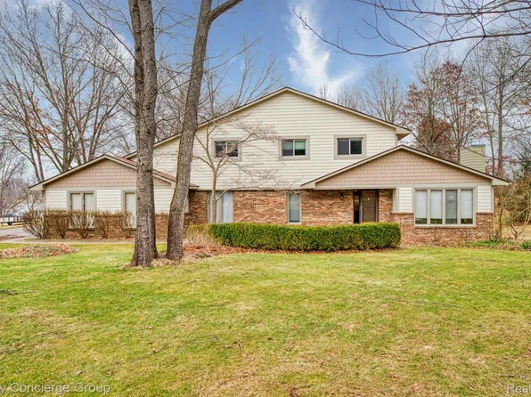 3417 Moraine Dr, Brighton, MI 48114